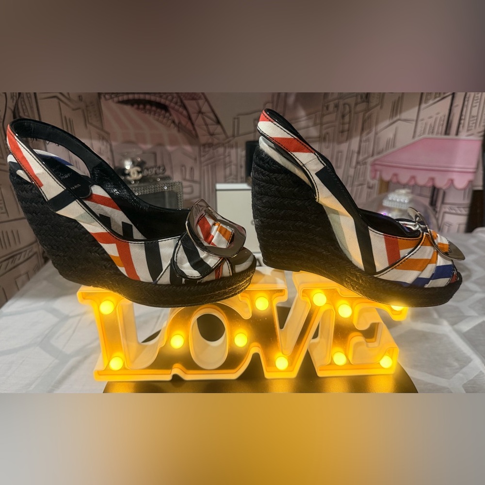 EUC💗🧚♀️Roger Vivier Multicolor Striped Wedge Sandals.